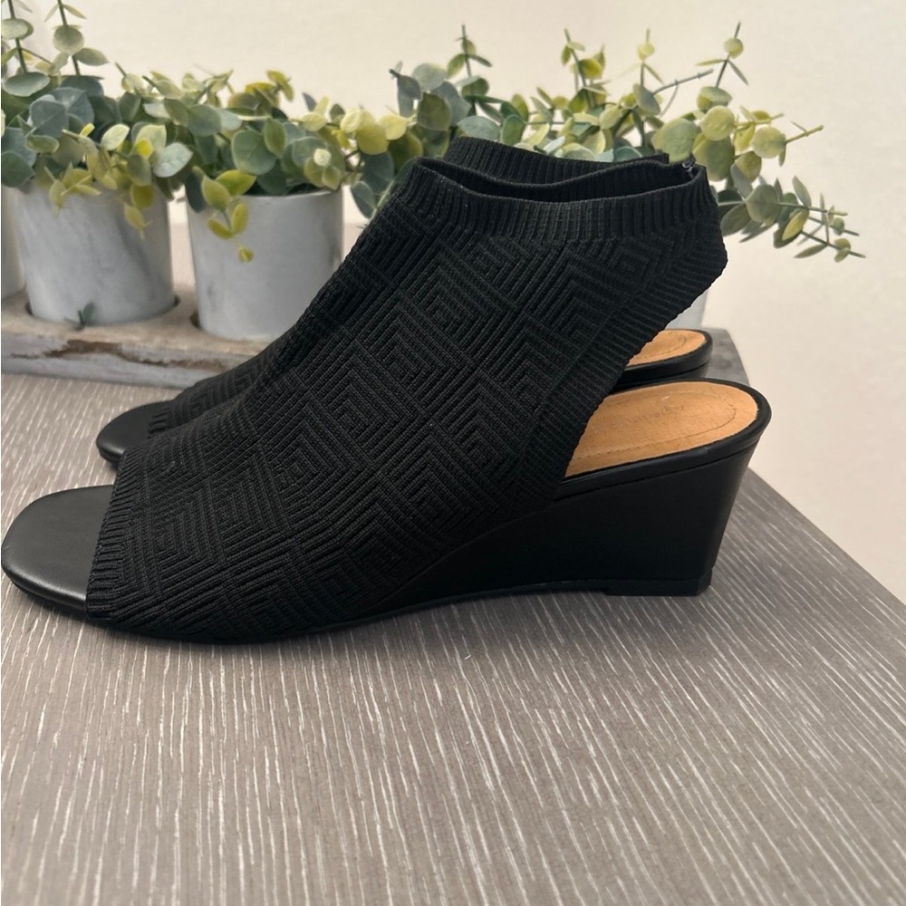 Adrienne Vittadini Arletta cutout ankle bootie‎ size 9